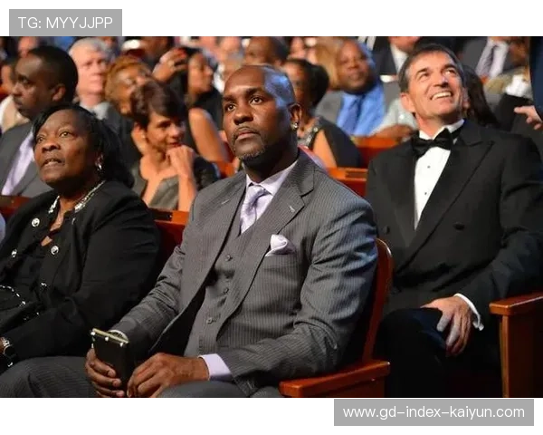 NBA球星女装照引热议:乔丹老奶奶造型尚可,詹姆斯自拍反差最大