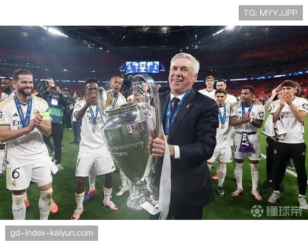 特写镜头:在一次成功的快速反击后,皇马球员安切洛蒂在场边用力挥拳庆祝 特写镜头:在一次成功的快速反击后,皇马球员安切洛蒂在场边用力挥拳庆祝